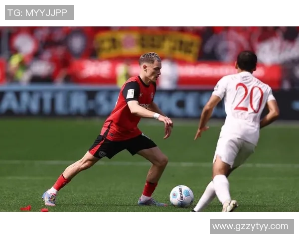 足球明星拍照时意外现身引发粉丝热议瞬间成焦点